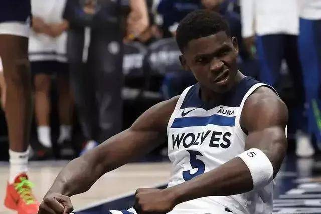 32岁内马尔沙特躺平 36岁莱万西甲拼命15场进17球